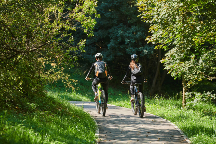 Zwei Menschen fahren im Wald Fahrrad
