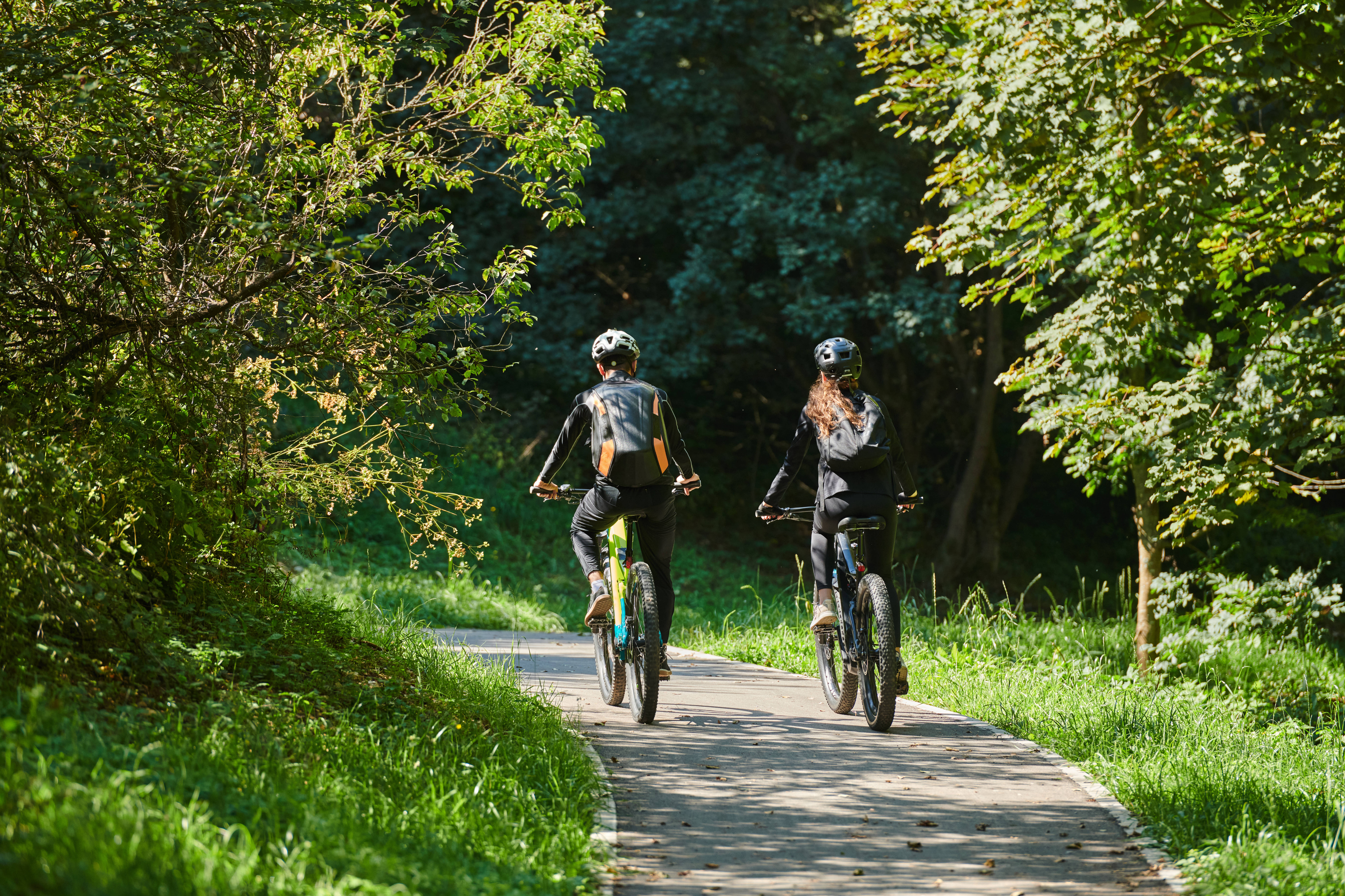 Zwei Menschen fahren im Wald Fahrrad