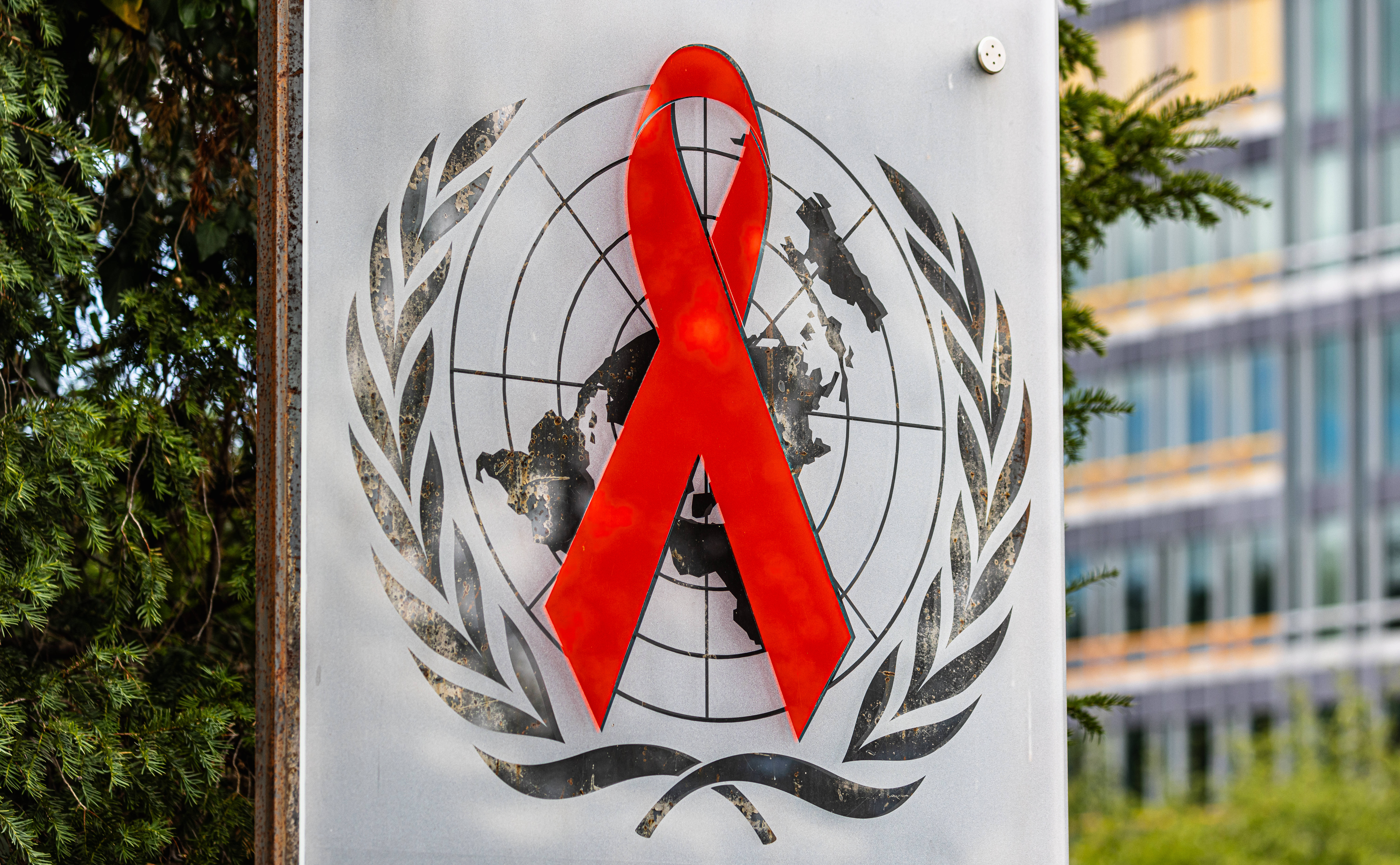 UNAIDS Die rote Schleife ist das Emblem von UNAIDS und sichtbar an derem Sitz bei der Weltgesundheitsorganisation in Genf.