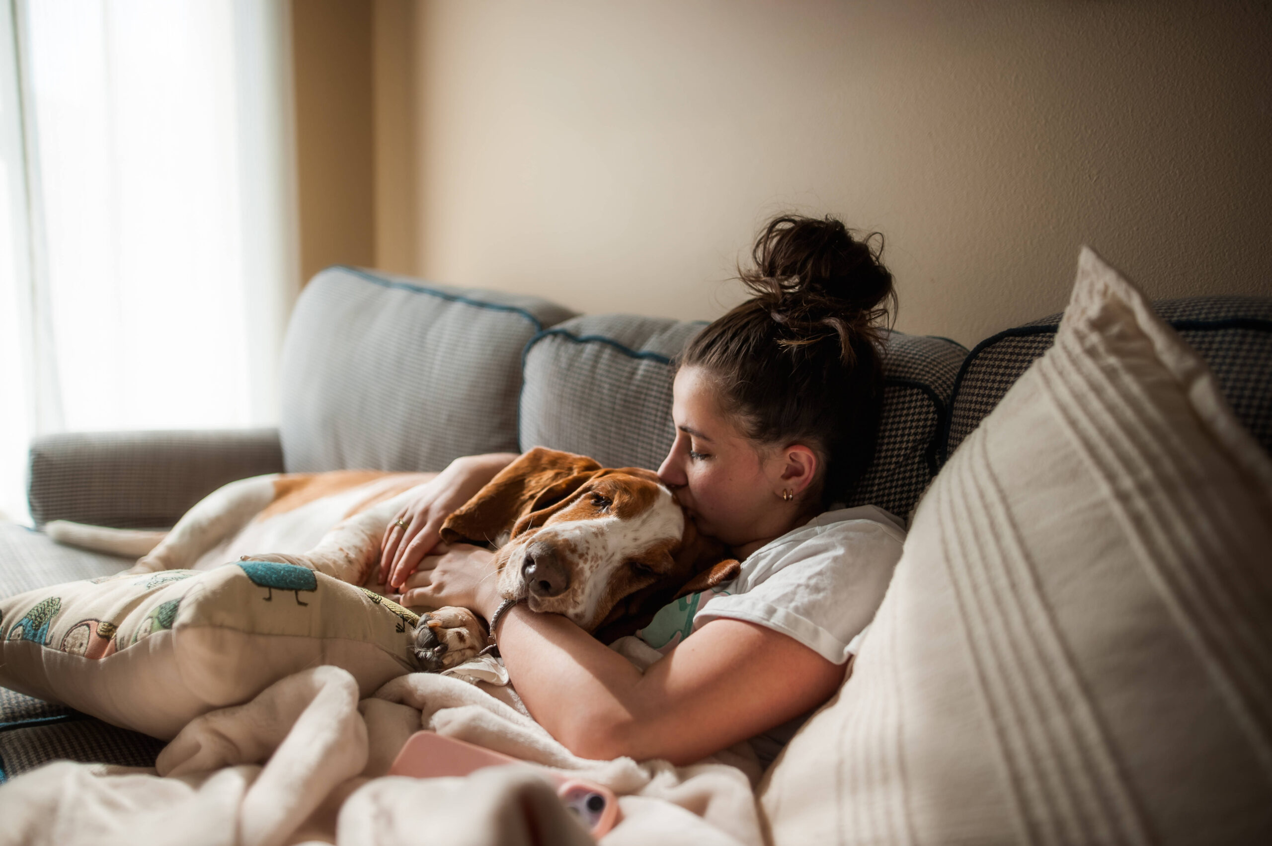 Frau kuschelt mit Hund