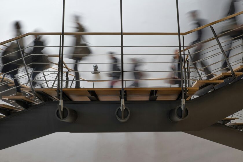 Studierende auf einer Treppe