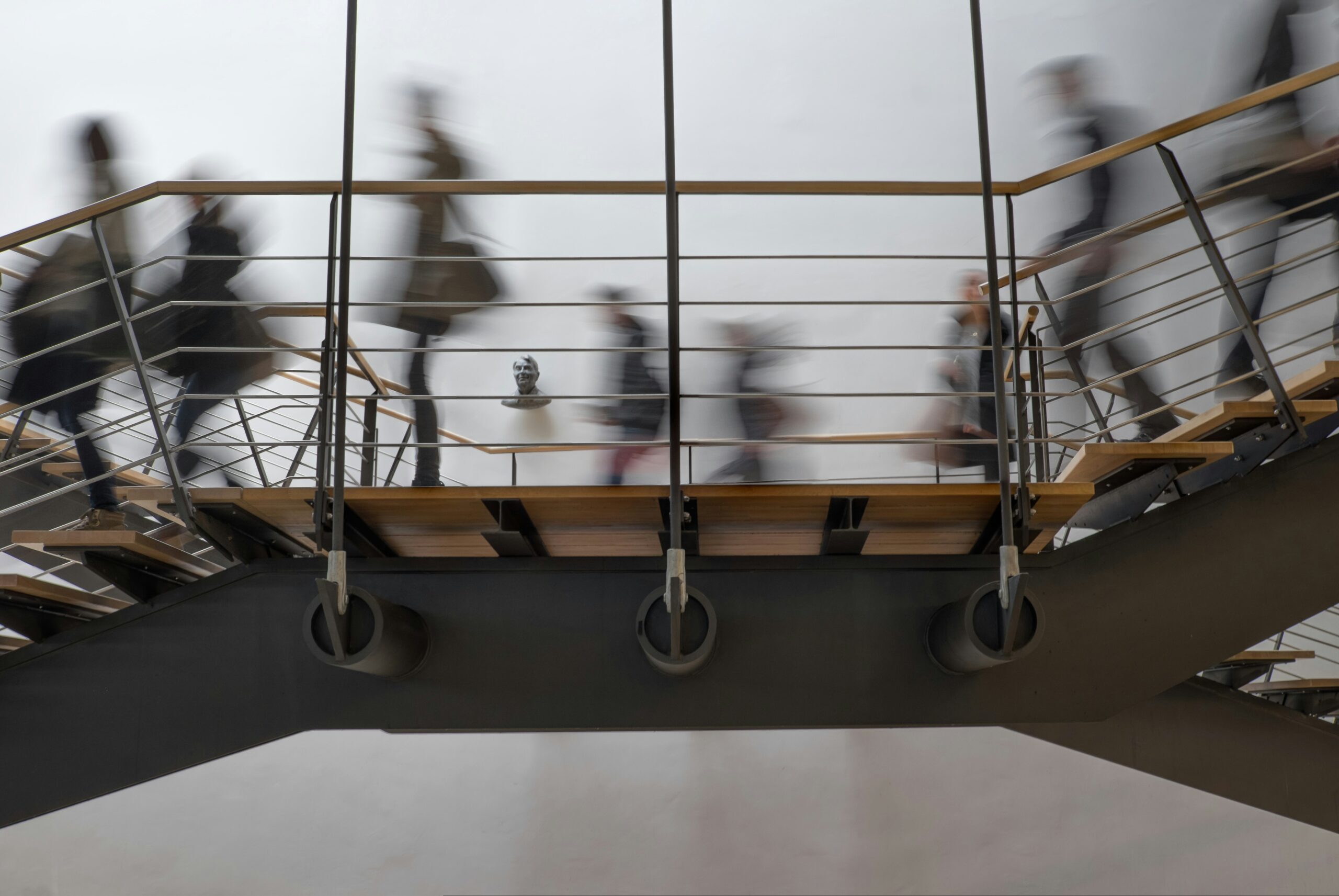 Studierende auf einer Treppe