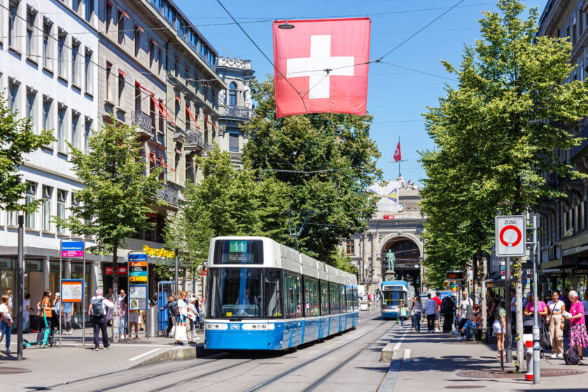Bahnhofstrasse mit Straßenbahn in der Schweiz