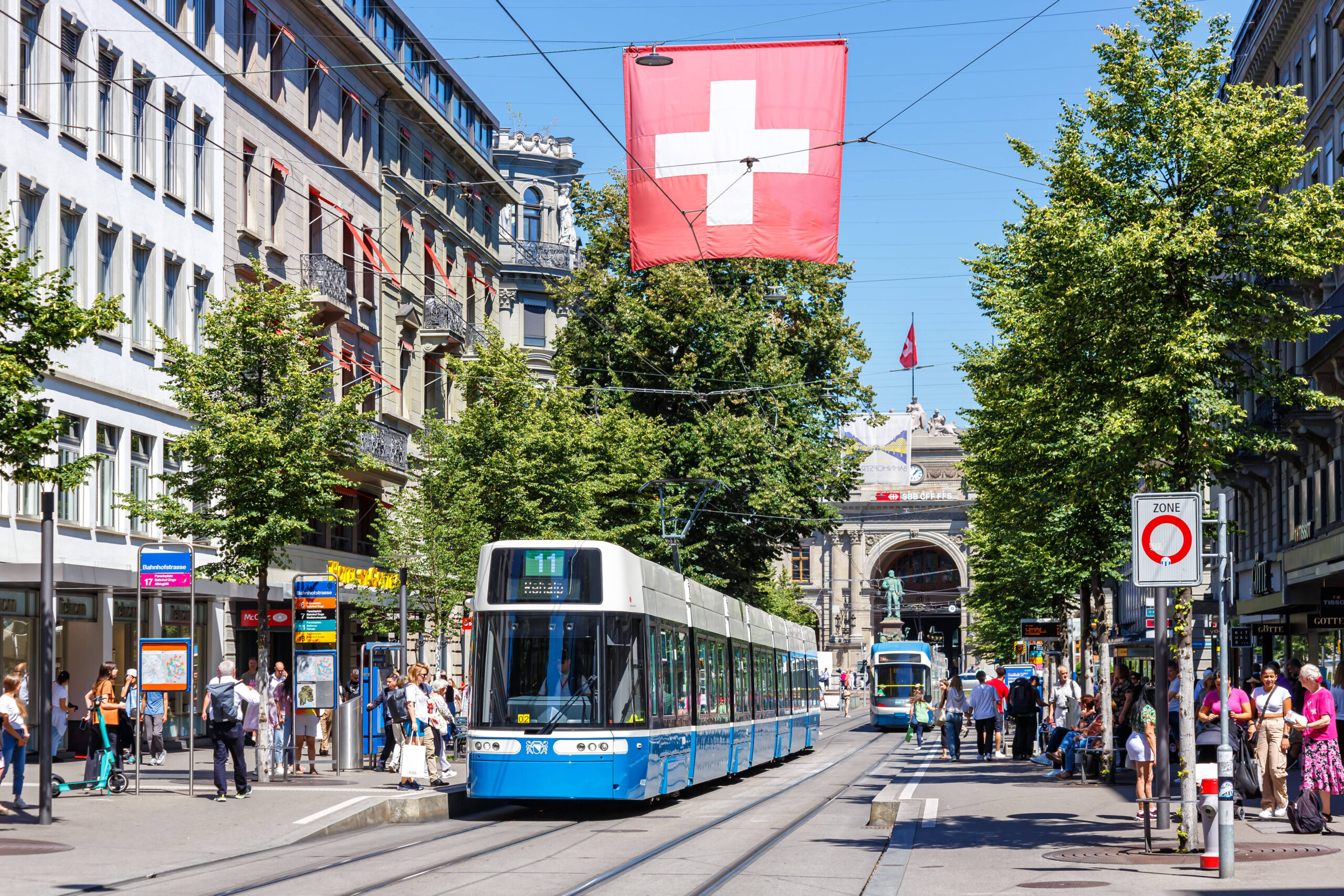 Bahnhofstrasse mit Straßenbahn in der Schweiz