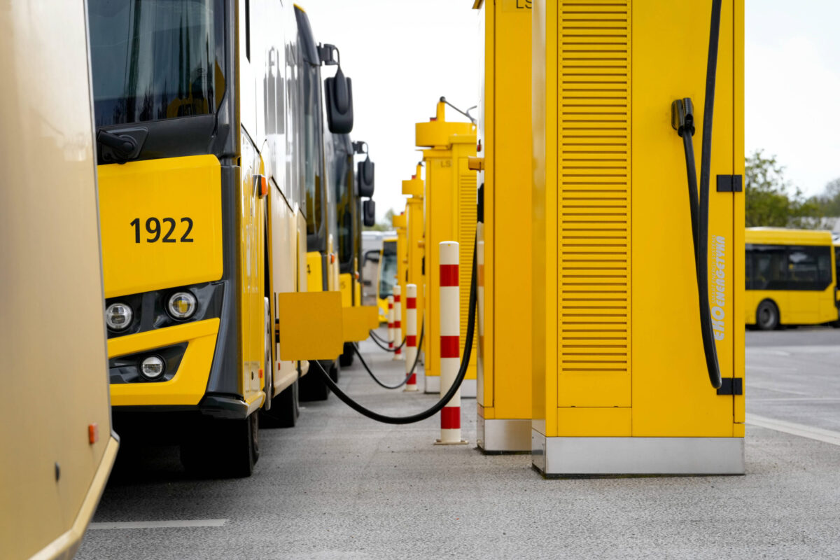 Symbolbild E-Busse an der Ladestation