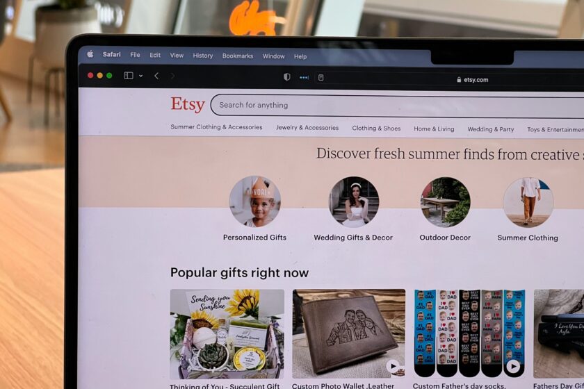 Aufgeklappter Laptop zeigt Etsy