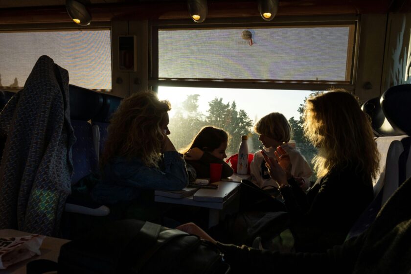 Vier Menschen in einem Zugabteil