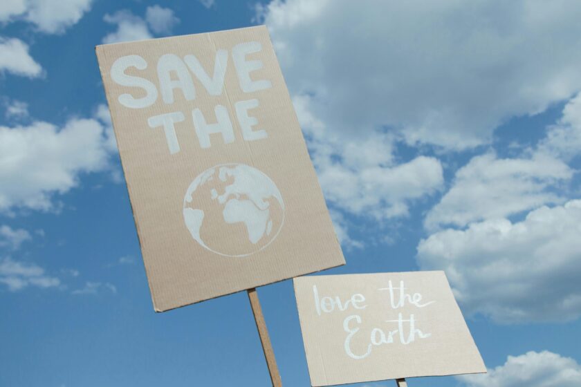 Schild mit Schriftzug "Save the World"