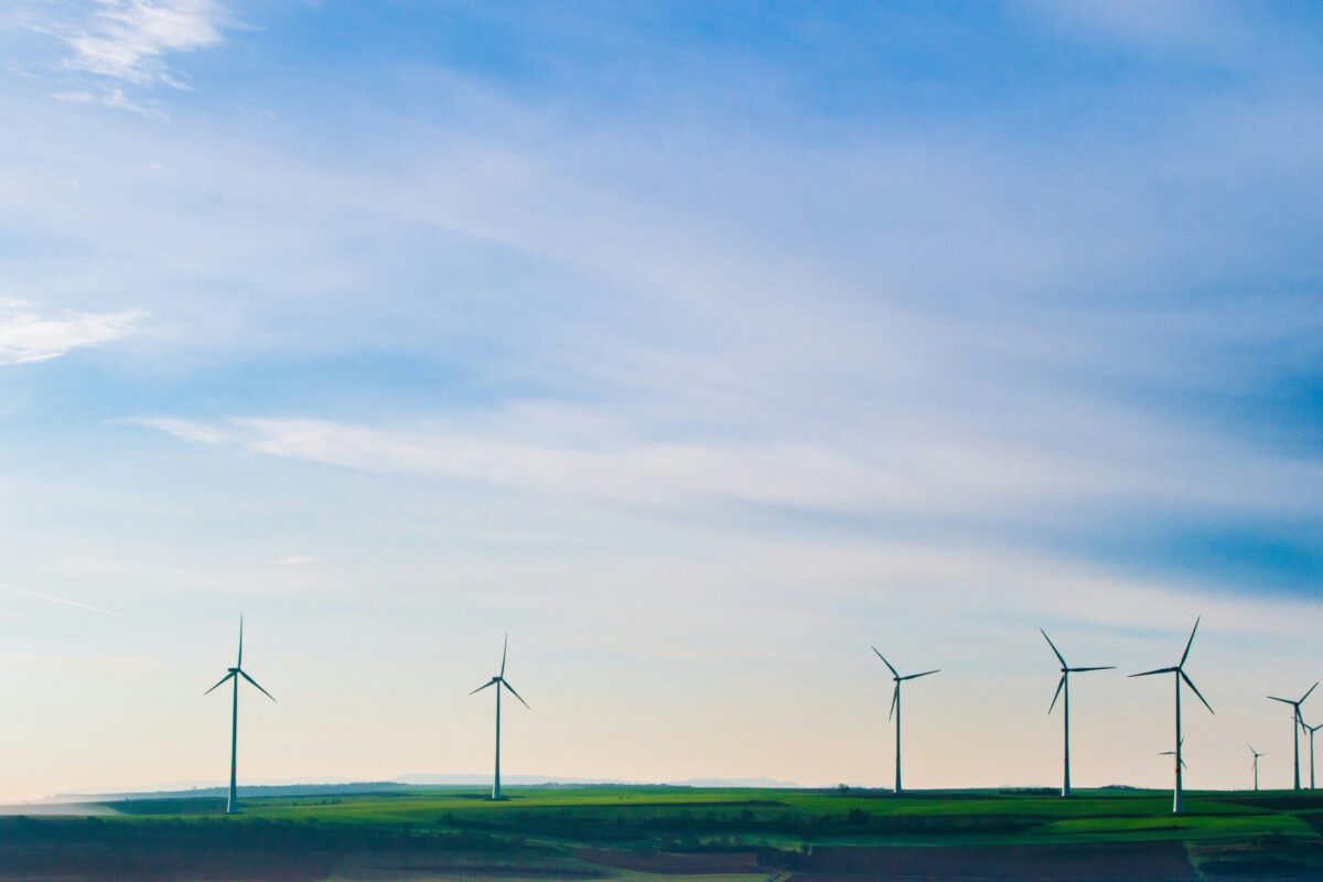 Landschaft mit Windrädern