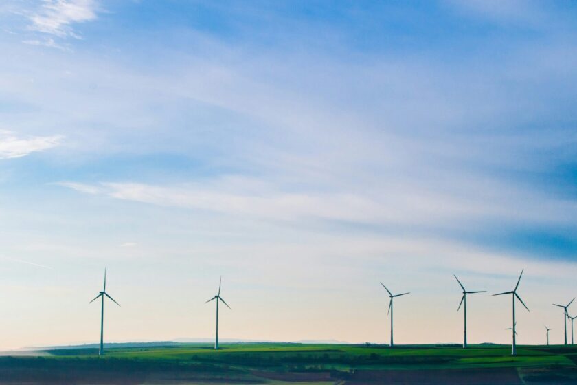 Landschaft mit Windrädern