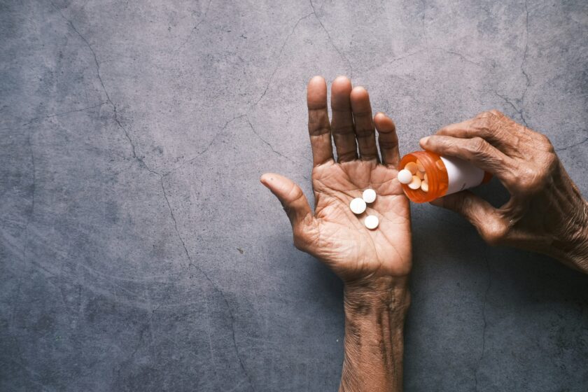 Hand mit Tabletten