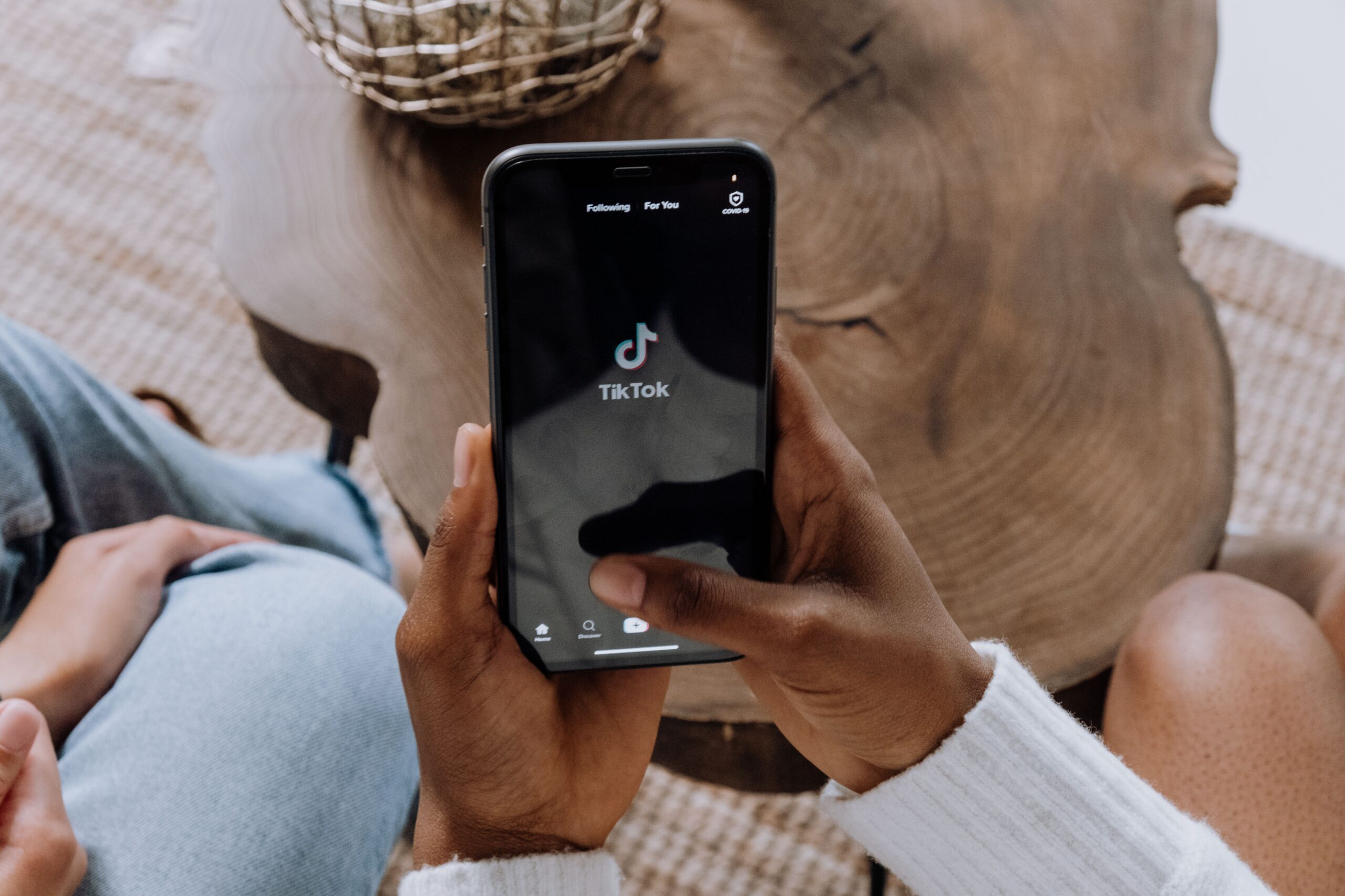 Smartphonen in der Hand