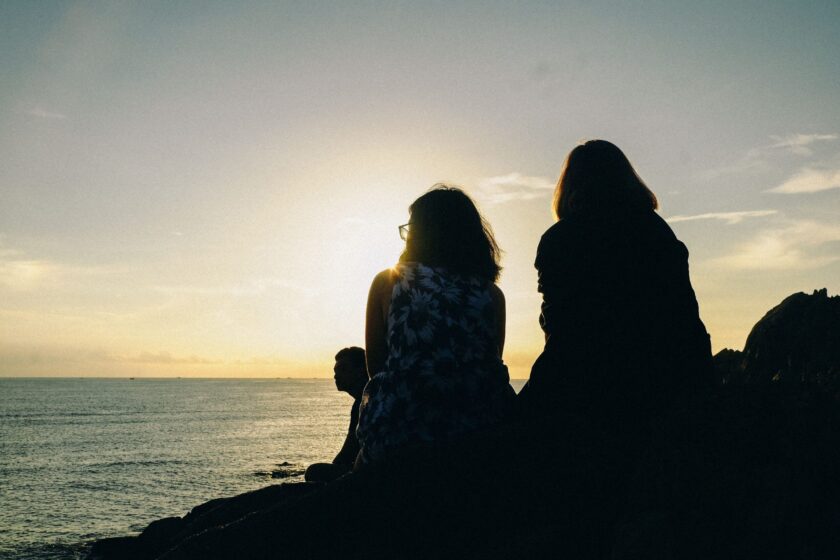 Zwei Frauen schauen aufs Meer