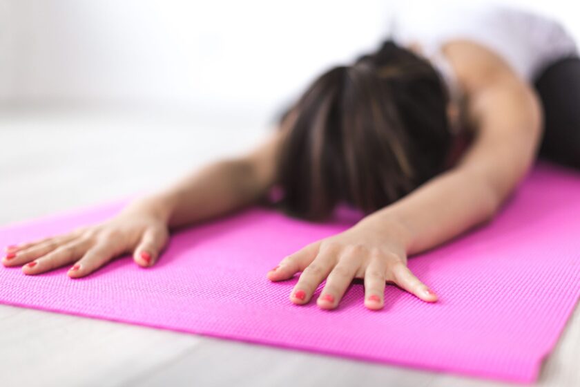 Frau macht Yoga auf der Matte