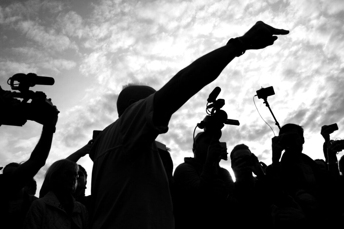 Presse streckt Mikros in die Luft