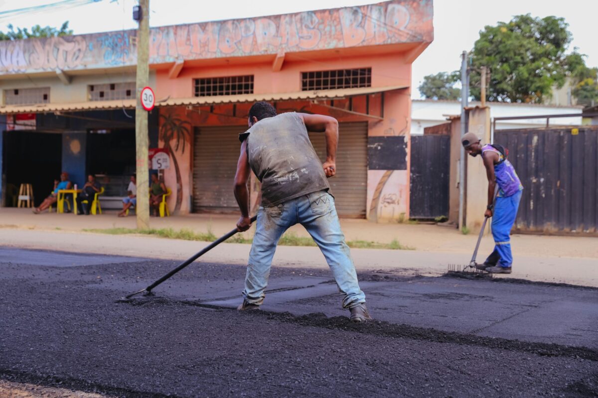 Zwei Männer Straßenarbeit in Brasilien