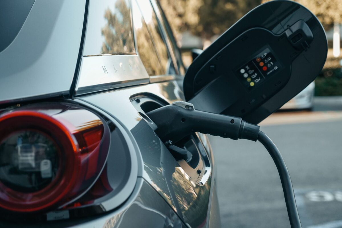 E-Auto wird aufgeladen