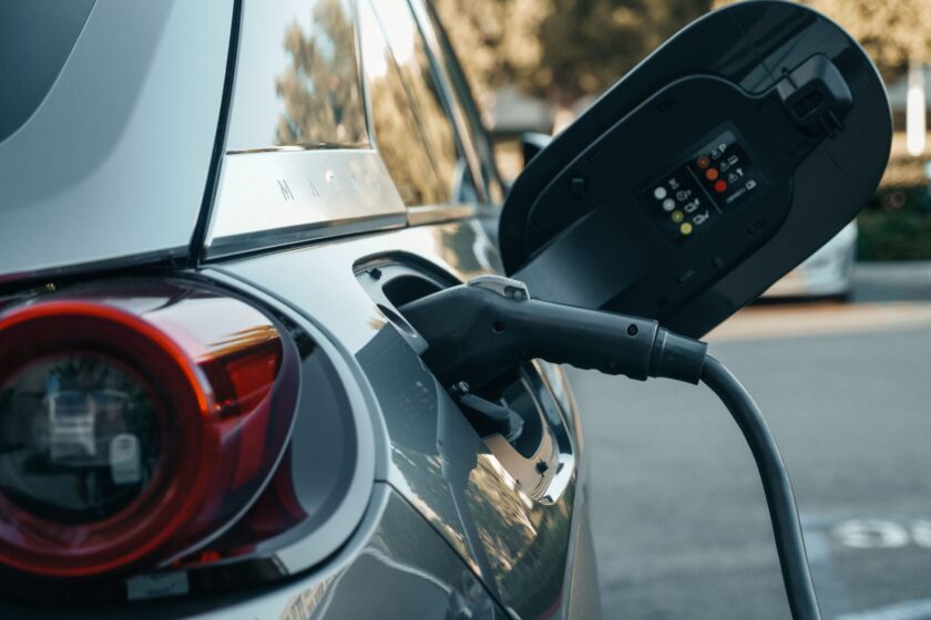 E-Auto wird aufgeladen