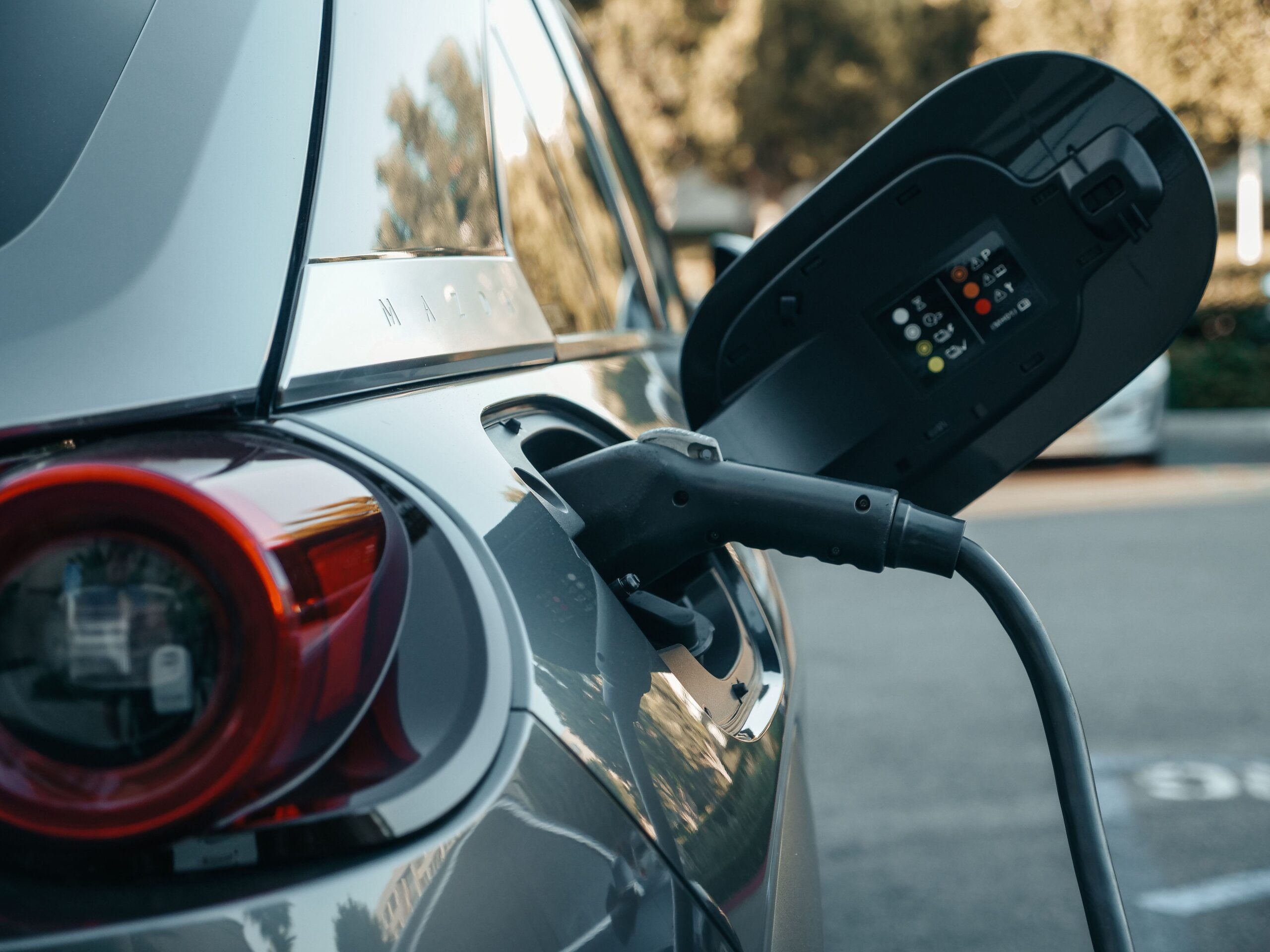 E-Auto wird aufgeladen