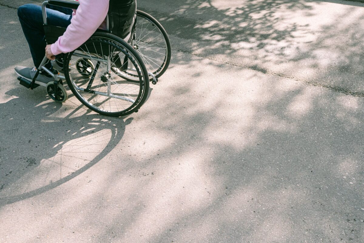 Mensch sitzt im Rollstuhl