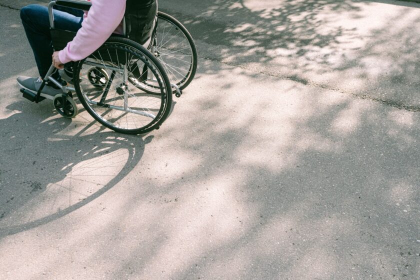 Mensch sitzt im Rollstuhl