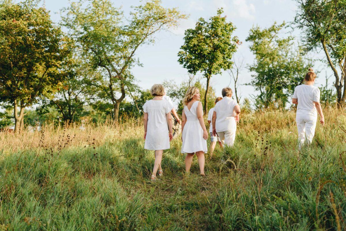 Frauen laufen durch die Natur