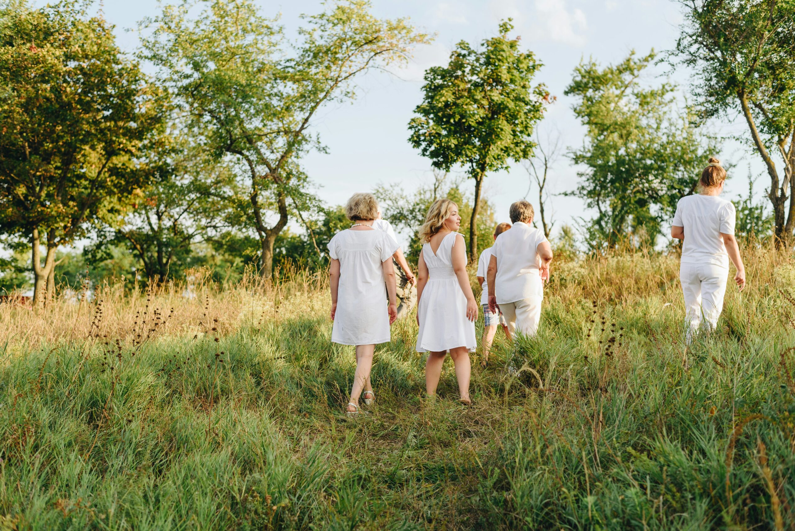 Frauen laufen durch die Natur
